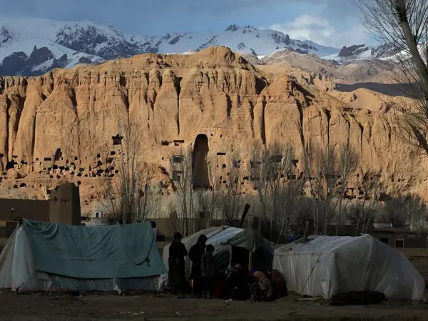 نهادهای ایتالیایی برای مغاره‌نشینان بامیان خانه می‌سازند-تاکید والی طالبان در بامیان بر تامین امنیت گردشگران-ایراف نیوز