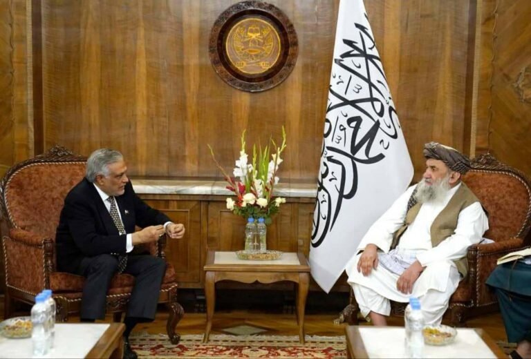اسحاق‌دار در دیدار با نخست وزیر طالبان از او دعوت کرد به اسلام‌آباد سفر کند