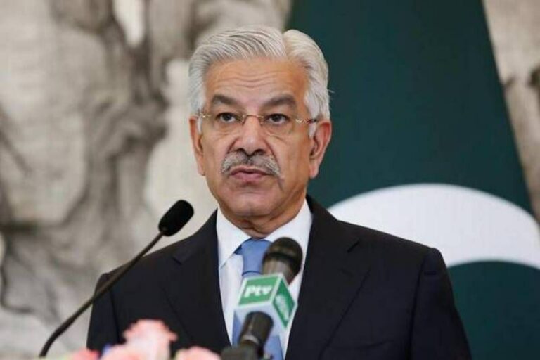 خواجه آصف: شواهد حضور تروریسم در افغانستان را با طالبان در میان گذاشتیم