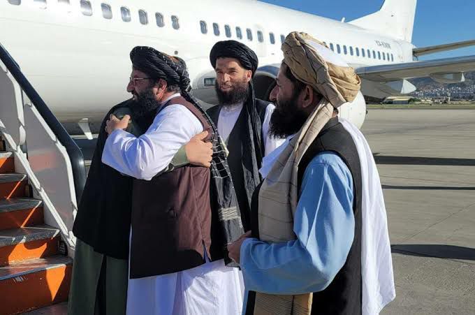 طالبان: بیش از ۱۲۰۰ مقام و کارمند حکومت پیشین به افغانستان بازگشته‌اند