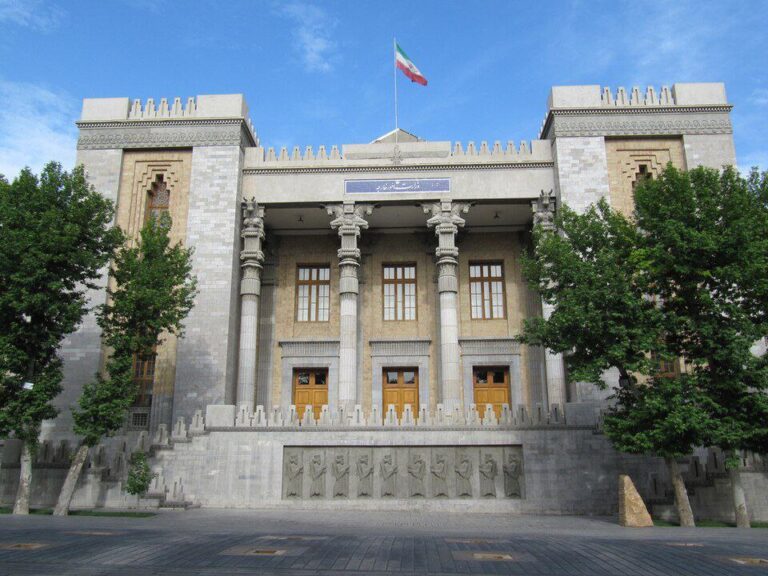 عملکرد یک ساله سیاست خارجی ایران: از مديريت بحران تا توسعه روابط با همسایگان
