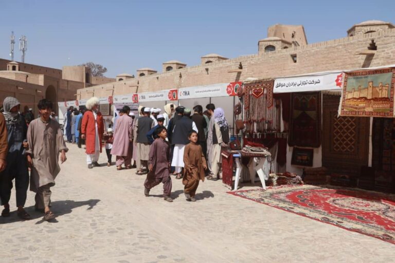 نمایشگاه صنایع دستی در هرات همزمان با هفته گردشگری
