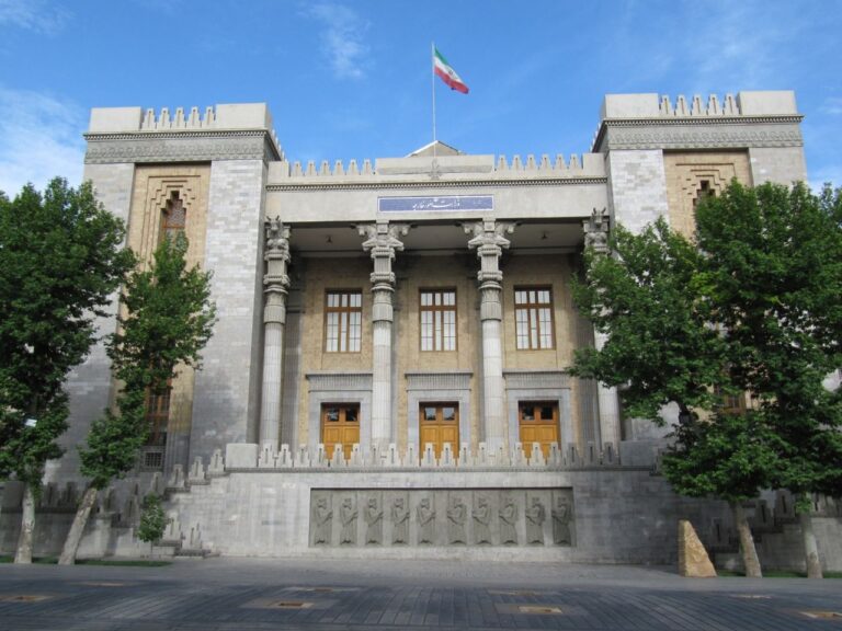واکنش وزارت خارجه به بازگشت تحریم‌ها: غیرقانونی و فاقد وجاهت حقوقی است