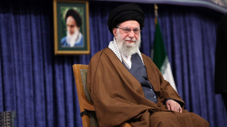 رهبر انقلاب خطاب به رئیس‌جمهور آمریکا: اصلاً شما چه کاره هستی!؟