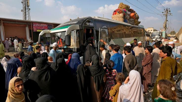 موج بازگشت مهاجران افغان از پاکستان | بیش از ۱۷۰ هزار نفر در یک ماه به افغانستان بازگشته‌اند
