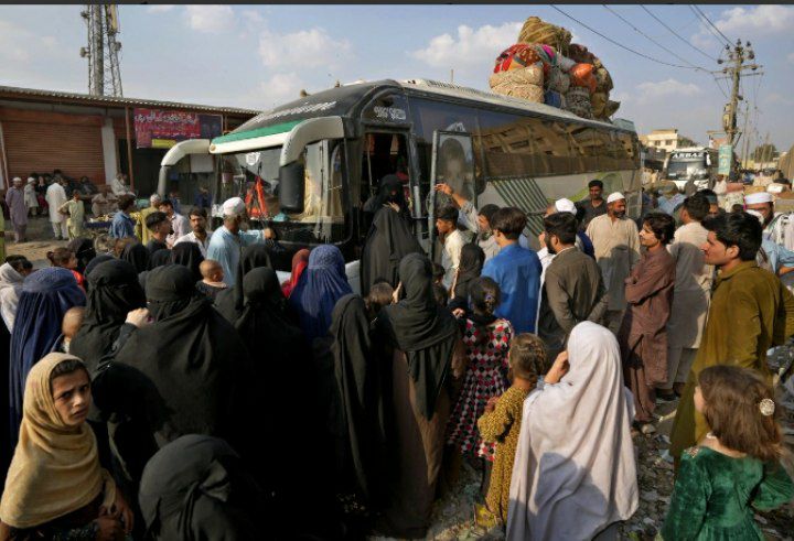 انتقاد مجمع مدافعان حقوق بشر از اخراج گسترده مهاجران افغانستان توسط پاکستان