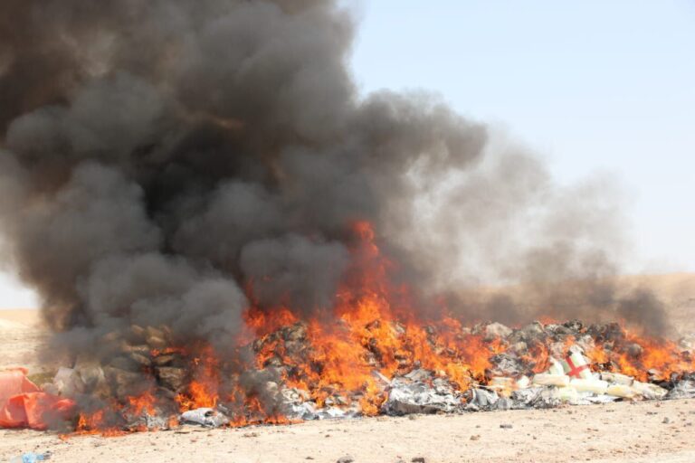 انهدام محموله بزرگ مواد مخدر در هلمند؛ ۱۲ تن مواد آتش زده شد