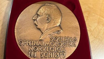 افتخار جهانی برای یک پزشک افغان | کریم شریف امینی برنده عالی‌ترین مدال چشم‌پزشکی نروژ شد