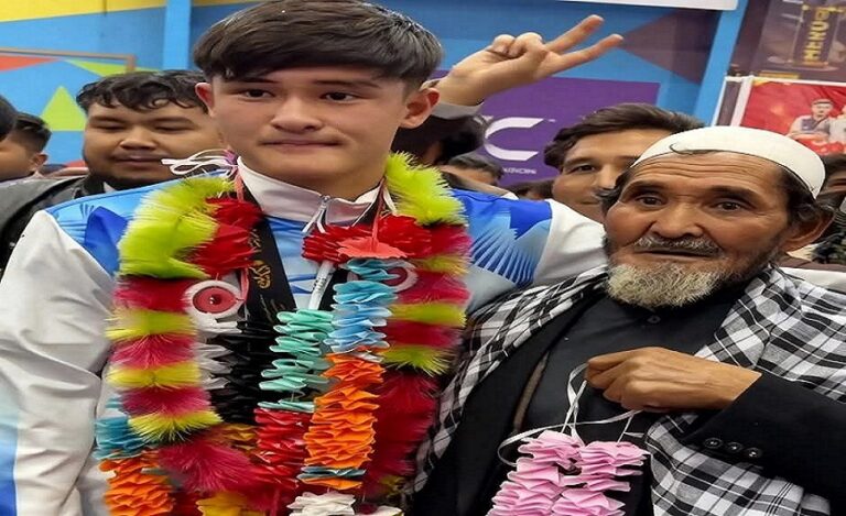 شرح یک عکس؛ دیوار کاهگلی خانه گلزن فوتسال که افغانستان را قهرمان کرد