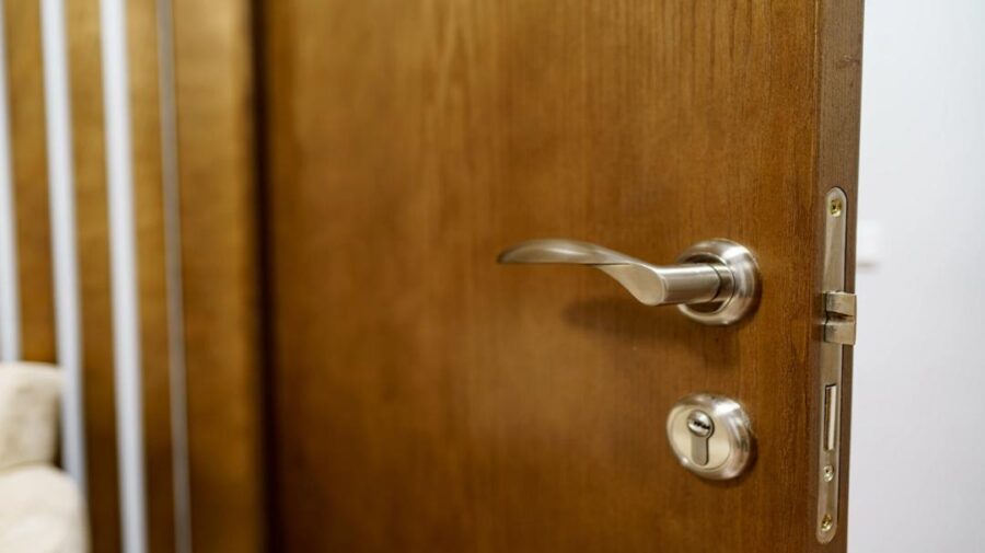 راهنمای جامع پیشگیری از سرقت منازل در زمان سفر؛ نکاتی که معمولاً نادیده گرفته میشوند 3 چک کردن درب