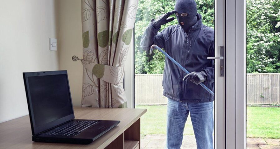 راهنمای جامع پیشگیری از سرقت منازل در زمان سفر؛ نکاتی که معمولاً نادیده گرفته میشوند 2 وسایل ارزشمند در معرض دید