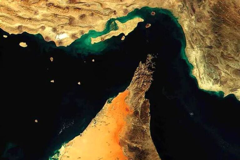 قرارگاه مرکزی خاتم‌الانبیا (ص): تنگه هرمز به صورت کامل بسته شد | شناورهای در حال تردد، مورد اصابت قرار خواهند گرفت (۲۱ خرداد ۱۴۰۵)