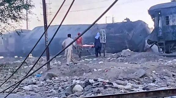 انفجار قطار در پاکستان؛ آمار قربانیان به ۹۰ نفر افزایش یافت 