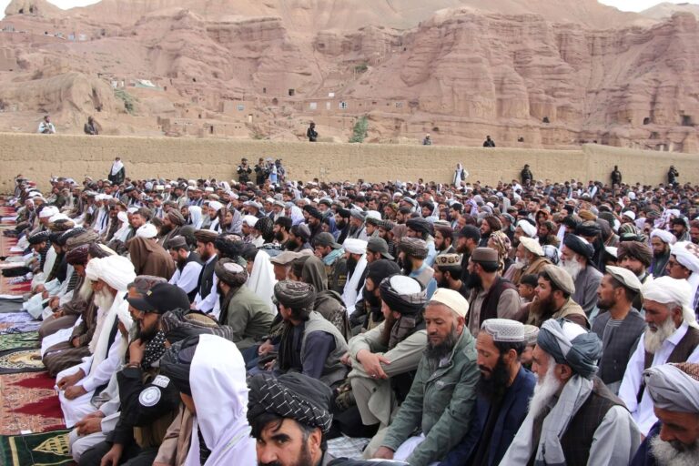 شیعه و سنی در صفوف نماز عید قربان؛ جلوه‌ای از اخوت اسلامی در بامیان