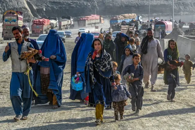 اخراج بیش از ۲۰ هزار افغان از پاکستان در یک هفته؛ نگرانی از تشدید بحران انسانی