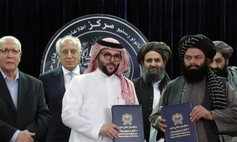 قرارداد ۲۰۰ میلیون دلاری طالبان با شرکت سعودی؛ چرا حضور خلیل‌زاد واکنش‌برانگیز شد؟