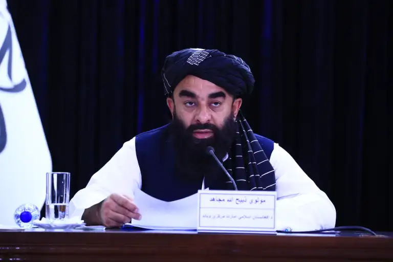 هشدار مجاهد درباره هرگونه نقض حریم هوایی و زمینی افغانستان؛ درخواست از ریاض برای میانجی‌گری میان کابل و اسلام‌آباد