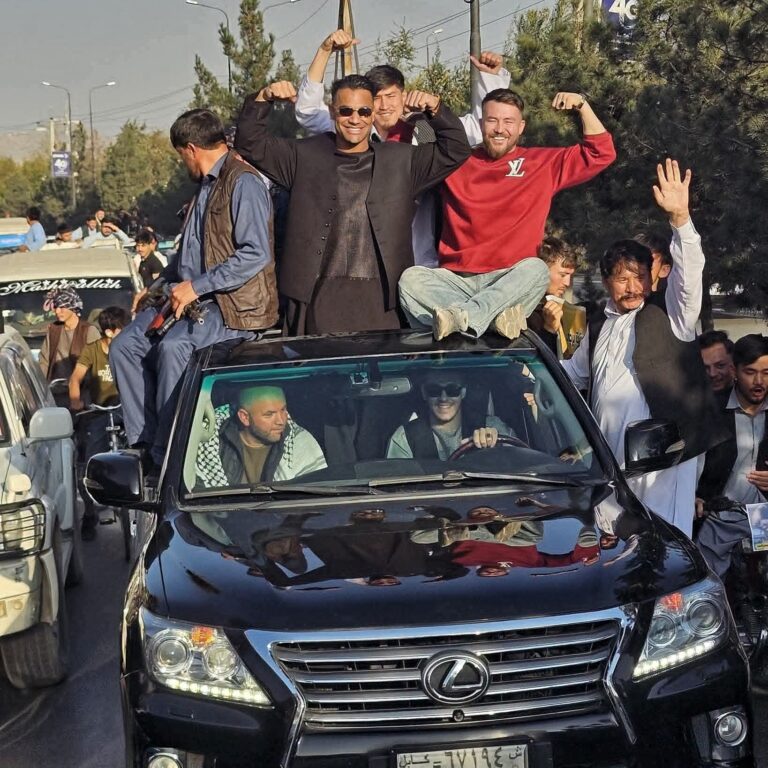 بازگشت شکوهمند قهرمان به افغانستان؛ علی‌ بلال مدالش را به فرزندان علیرضا آساهی بخشید