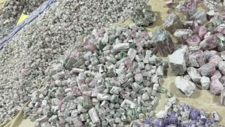 مزایده در کنر؛ طالبان ۵۰۰ کیلوگرم سنگ قیمتی را به تاجران افغان و چینی فروخت